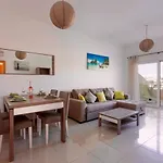 - - Sleeps 4 - Pool - Seaside Apartman