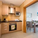 - - Sleeps 4 - Pool - Seaside Apartman *